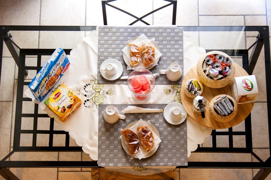 Spicchi Di Sole Bed & Breakfast เนเปิลส์ ภายนอก รูปภาพ