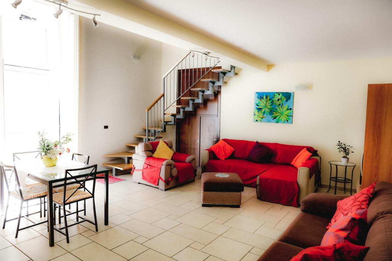 Spicchi Di Sole Bed & Breakfast เนเปิลส์ ภายนอก รูปภาพ